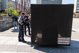 Protest pred DZ, črna kocka