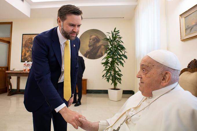 JD Vance, podpredsednik ZDA, je bil zadnji vidnejši svetovni voditelj oziroma politik, ki se je srečal z umrlim papežem Frančiškom. Srečala sta se dan pred smrtjo nekdanjega papeža – Frančišek je umrl 21. aprila, na velikonočni ponedeljek.  | Foto: Guliverimage
