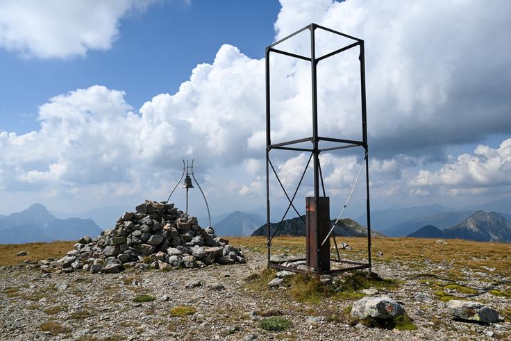 Na vrhu Konjskega špika je tudi večji zvonec, na katerem lahko pozvonimo kot na Šmarni gori. | Foto: Matej Podgoršek