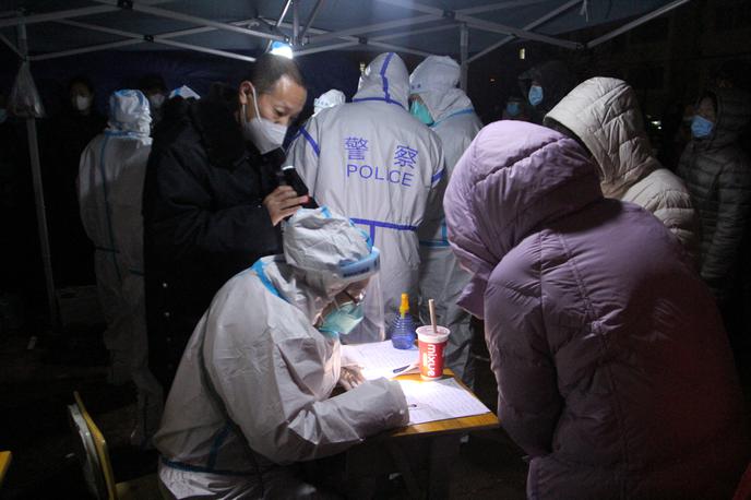 Covid-19, Kitajska | Kitajska vse od izbruha pandemije vodi politiko ničelne tolerance do covid-19, ki vključuje zapore javnega življenja, omejitve potovanj in množično testiranje v primeru izbruhov okužbe. | Foto Reuters