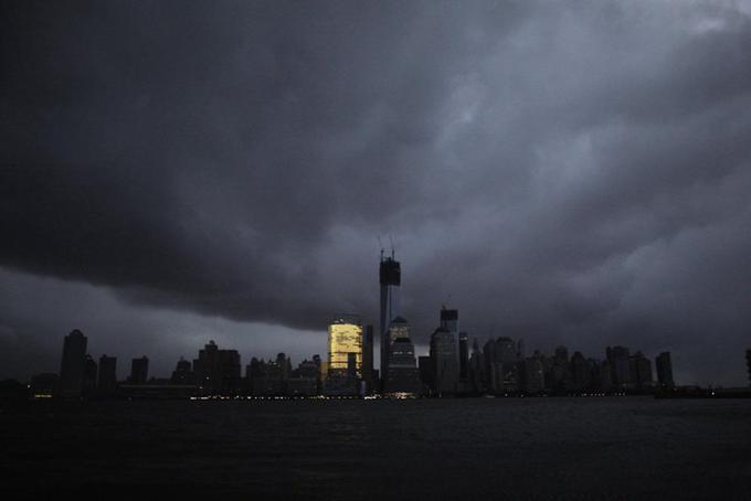 Orkan Sandy je New York konec oktobra 2012 zavil v temo.  | Foto: Reuters
