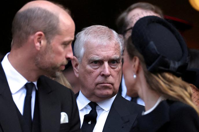 Princ Andrew | Andrewu so zaradi afere z Epsteinom lani odvzeli naziv princa, že leta 2019 pa se je zaradi tega umaknil iz javnega življenja. Prisiljen se je bil tudi preseliti v Norfolk, daleč od svoje nekdanje rezidence na posestvu v Windsorju. | Foto Reuters