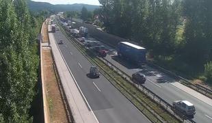 Na nekaterih cestah po državi nastajajo zastoji