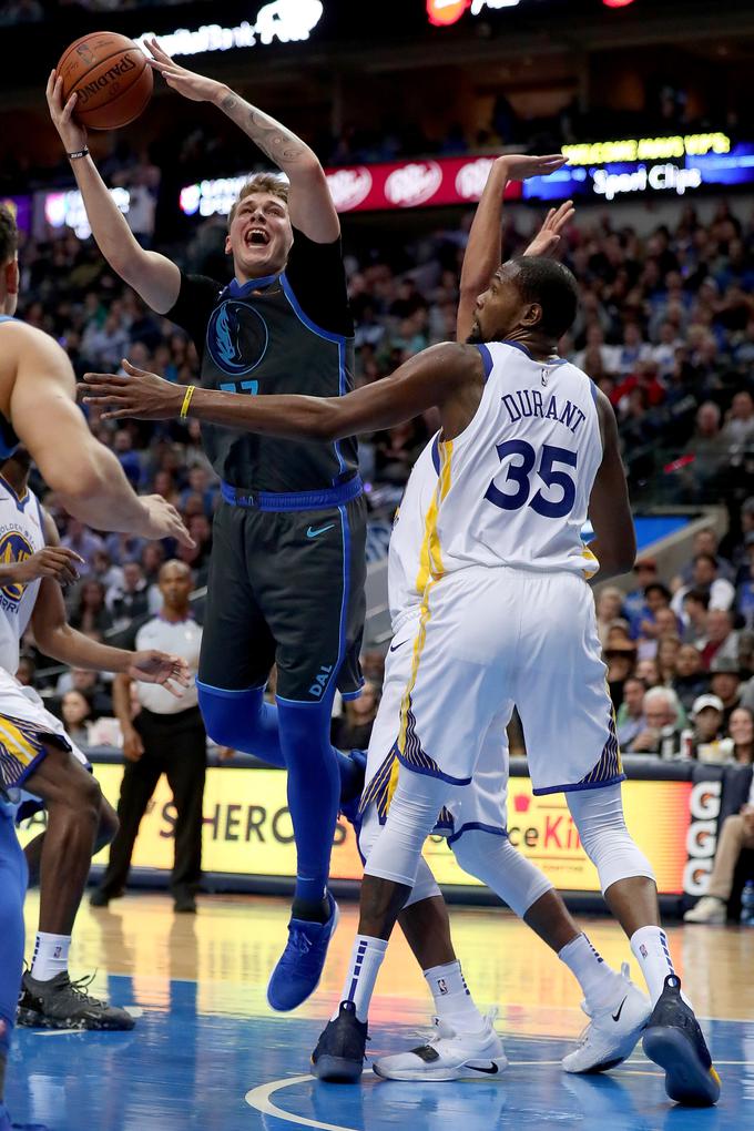Proti zvezdniku lige NBA je v krstni sezoni zaigral tudi Luka Dončić. | Foto: Getty Images