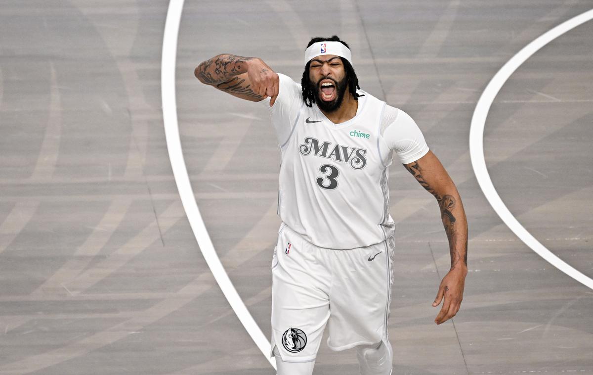 Dallas Mavericks Anthony Davis | Strašni Anthony Davis na prvi tekmi za Dallas Mavericks že v prvem polčasu pri dvojnem dvojčku. | Foto Reuters