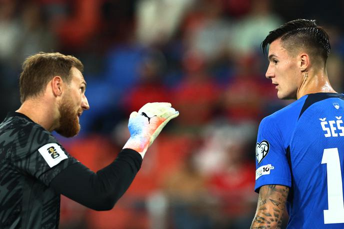 Švica Slovenija | Jan Oblak in Benjamin Šeško sta vajeni polnejših tribun, v Švici pa jih je pričakal napol prazen stadion, a žal tudi razigrani gostitelji. | Foto Reuters