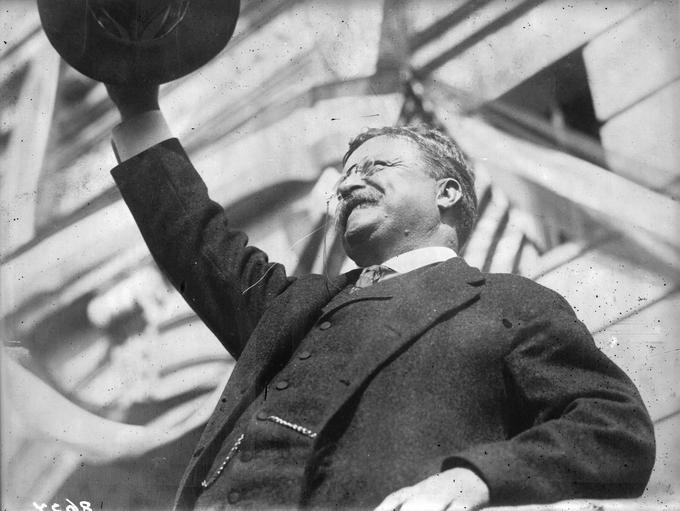 Theodore Roosevelt - Teddy je bil prvi ameriški predsednik, ki je bil na uradnem diplomatskem obisku v tujini – leta 1906 je obiskal Panamo, kjer je opazoval gradnjo Panamskega prekopa. Istega leta je postal tudi prvi ameriški predsednik, ki je dobil Nobelovo nagrado za mir, in sicer za sodelovanje pri pogajanjih za končanje rusko-japonske vojne. Nobelovo nagrado za mir sta pozneje dobila še ameriška predsednika Woodrow Wilson leta 1919 in Barack Obama leta 2009. Nobelovo nagrado za mir je dobil tudi Jimmy Carter, in sicer leta 2002, ko že dolgo ni bil več predsednik. Leta 2007 je Nobelovo nagrado dobil tudi nekdanji podpredsednik ZDA Al Gore. | Foto: Getty Images