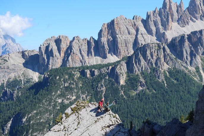 Dolomiti, Italija | Geološke službe ugotavljajo, da je porast sklanih podorov, ki v Dolomitih niso redkost, posledica geomorfoloških procesov, povezanih z razpadanjem permafrosta. Povečanje lomljenja skal je posledica ekstremne vročine in vremenskih pojavov, ki so nedvomno povezani s podnebno krizo. | Foto Guliverimage