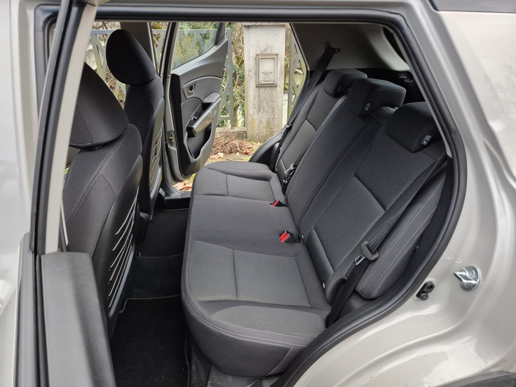 Kabina je osvetljena tudi zadaj, na klopi so sidrišča isofix. Predala v vratih lahko sprejmeta pivske enote, namesto žepov pa so cenejše elastike.  | Foto: Aleš Črnivec