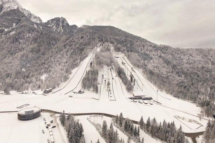 S pahljačasto razporeditvijo skakalnic, ki so umeščene tako, da delujejo spojene s pobočjem, so pri zasnovi projekta želeli doseči predvsem prostorski red (foto: Miran Kambič, arhiv Studio Akka). | Foto: Miran Kambič