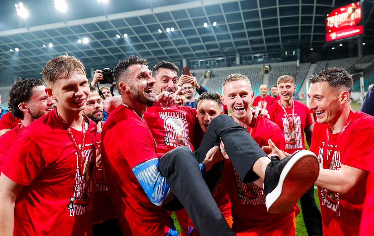 Albert Riera | Celjski trener Albert Riera je zelo priljubljen pri nogometaših. Tako so ga po zmagi v finalu pokala povzdignili v zrak, kot prva sta pri tem sodelovala kapetana Matjaž Rozman in Žan Karničnik.  | Foto Aleš Fevžer