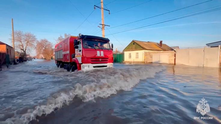 Mestne oblasti medtem ocenjujejo, da bi bilo zaradi poplav lahko ogroženih približno 11 tisoč ljudi in štiri tisoč hiš. | Foto: Reuters
