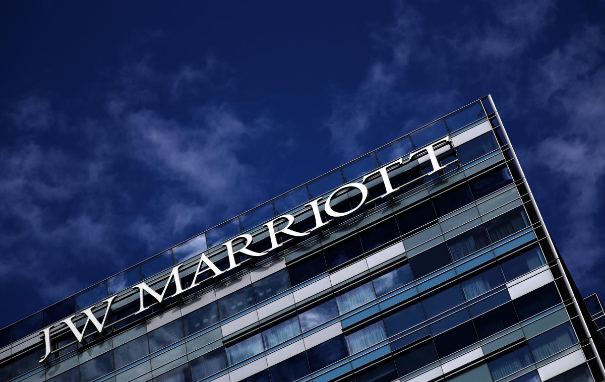 Marriott, hotel | Kraja osebnih podatkov o strankah hotelske verige Marriott bo, če se izkaže, da trenutne ocene o številu vpletenih gostov držijo, obveljala za enega najhujših kibernetskih incidentov vseh časov. Osebne podatke o več ljudeh so hekerji do zdaj namreč ukradli le nekdanjemu internetnemu velikanu Yahoo!. Na fotografiji hotel JW Marriott v Los Angelesu v ameriški zvezni državi Kaliforniji. Hoteli JW Marriott so luksuzna franšiza Marriotta. | Foto Reuters