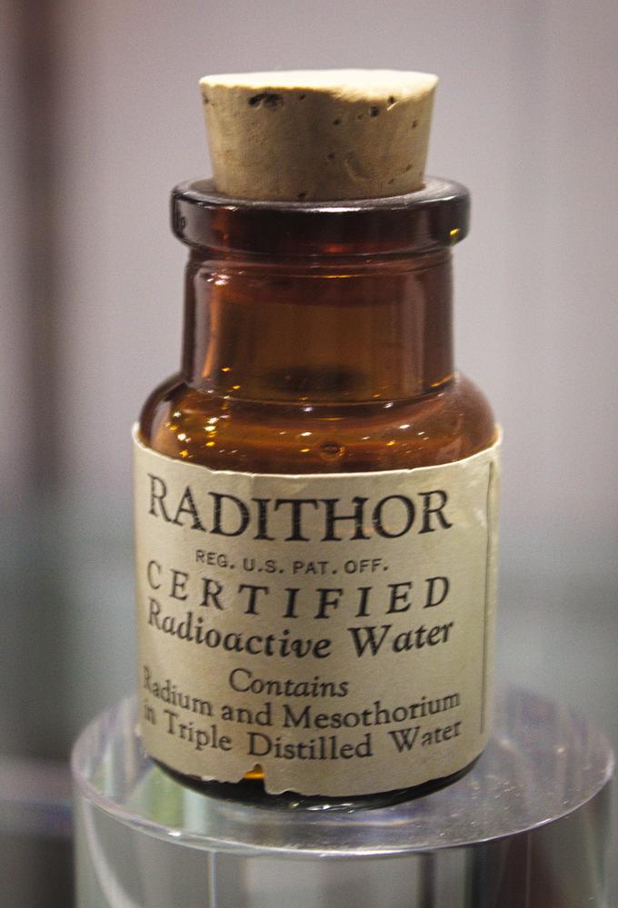 Ohranjena steklenička energijske pijače Radithor. Stara je blizu sto let. | Foto: 