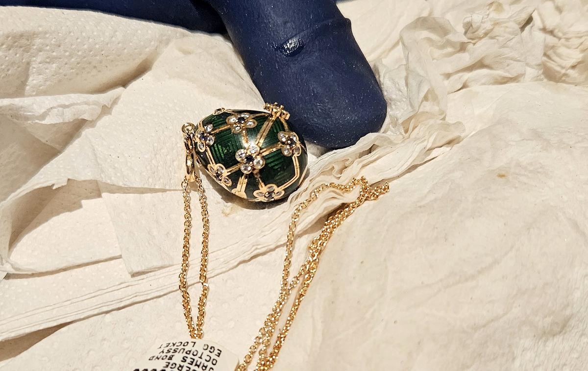 Fabergejevo jajce, obesek | Novozelandska policija je nato danes sporočila, da je obesek uspešno dobila nazaj. Moškega so opazovali šest dni in čakali, da naravno izloči pogoltnjeni obesek. | Foto Profimedia