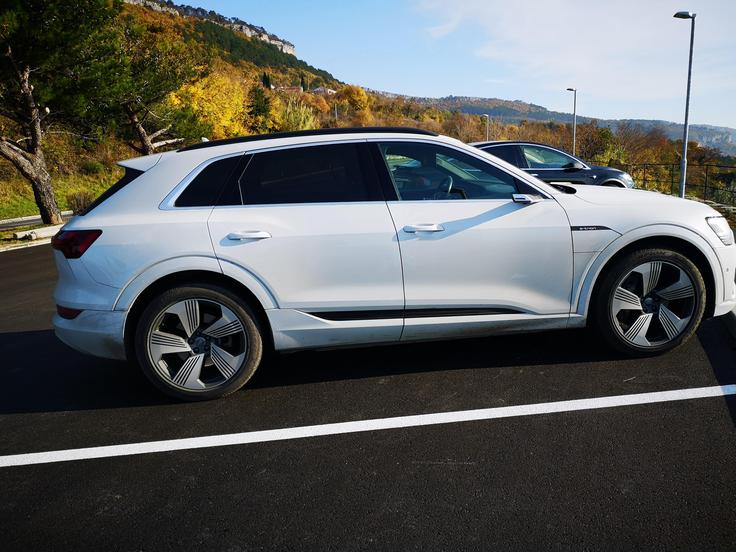 Da to ni Q8, bodo mimoidoči spoznali predvsem po drugačnih platiščih in neslišnem motorju. | Foto: Gregor Pavšič