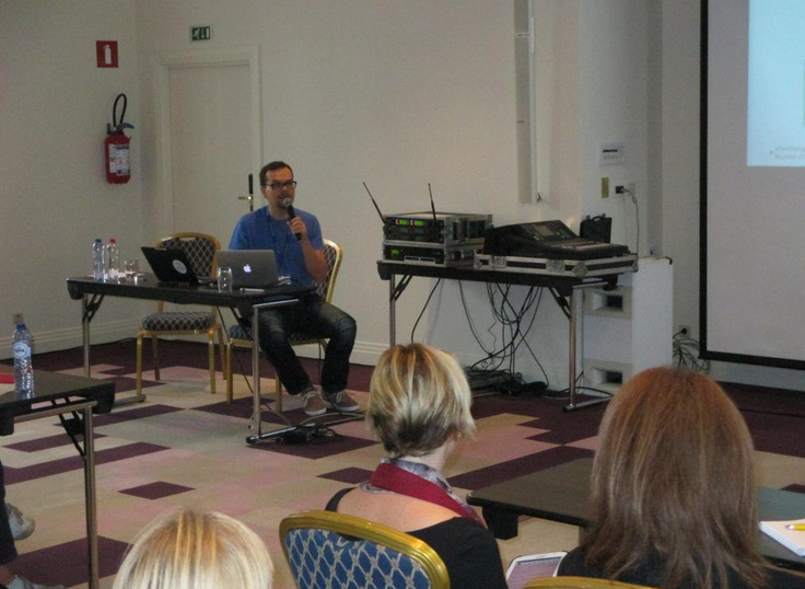Dejan na enem od seminarjev predstavlja orodje Flubaroo, ki je zelo priročno za pripravo vprašalnikov. | Foto: 