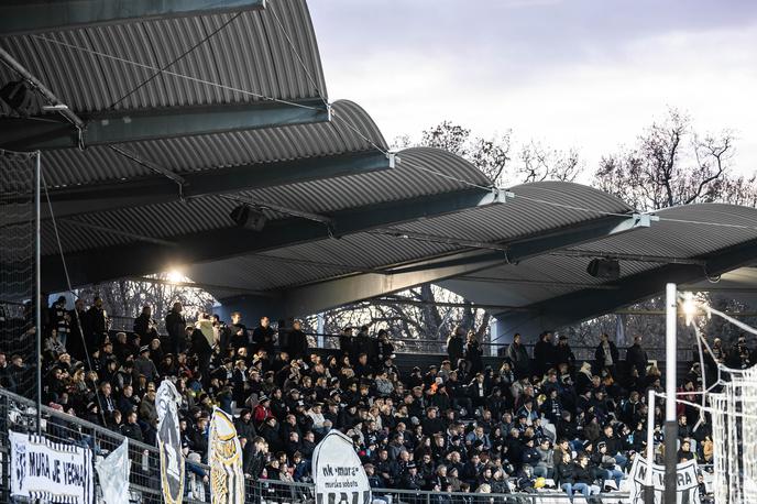 Mura, navijači, Fazanerija, Murska Sobota | Policisti so v sektorju navijačev Mure zasegli več pirotehničnih sredstev. | Foto Jure Banfi