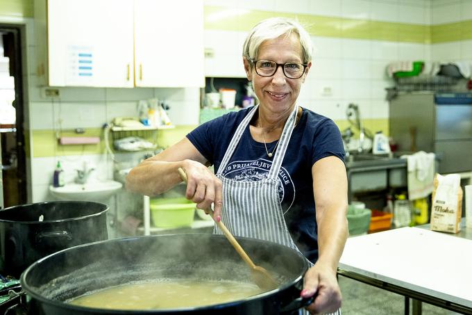 "Kuhati sem začela šele tukaj. No, kuhala sem seveda že prej, a za tri ljudi in ne za 400 ali celo več." | Foto: Ana Kovač
