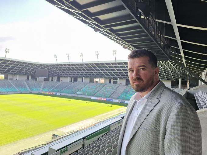 "Končno imamo klubske pisarne na stadionu. Končno lahko v Stožicah sprejmeš goste, medije, agente, to je veliko lepše, saj smo bolj povezani z igralci, z igriščem. To so malenkosti, ki pa dokazujejo, da gredo stvari pri Olimpiji v pravo smer," je športni direktor zadovoljen, da ima Olimpija že nekaj časa klubske pisarne na stadionu Stožice. Tam nas je tudi sprejel. | Foto: R. P.