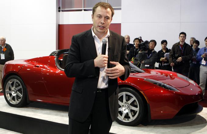 Elon Musk leta 2009, ko je predstavljal prvi Teslin model roadster. | Foto: Reuters