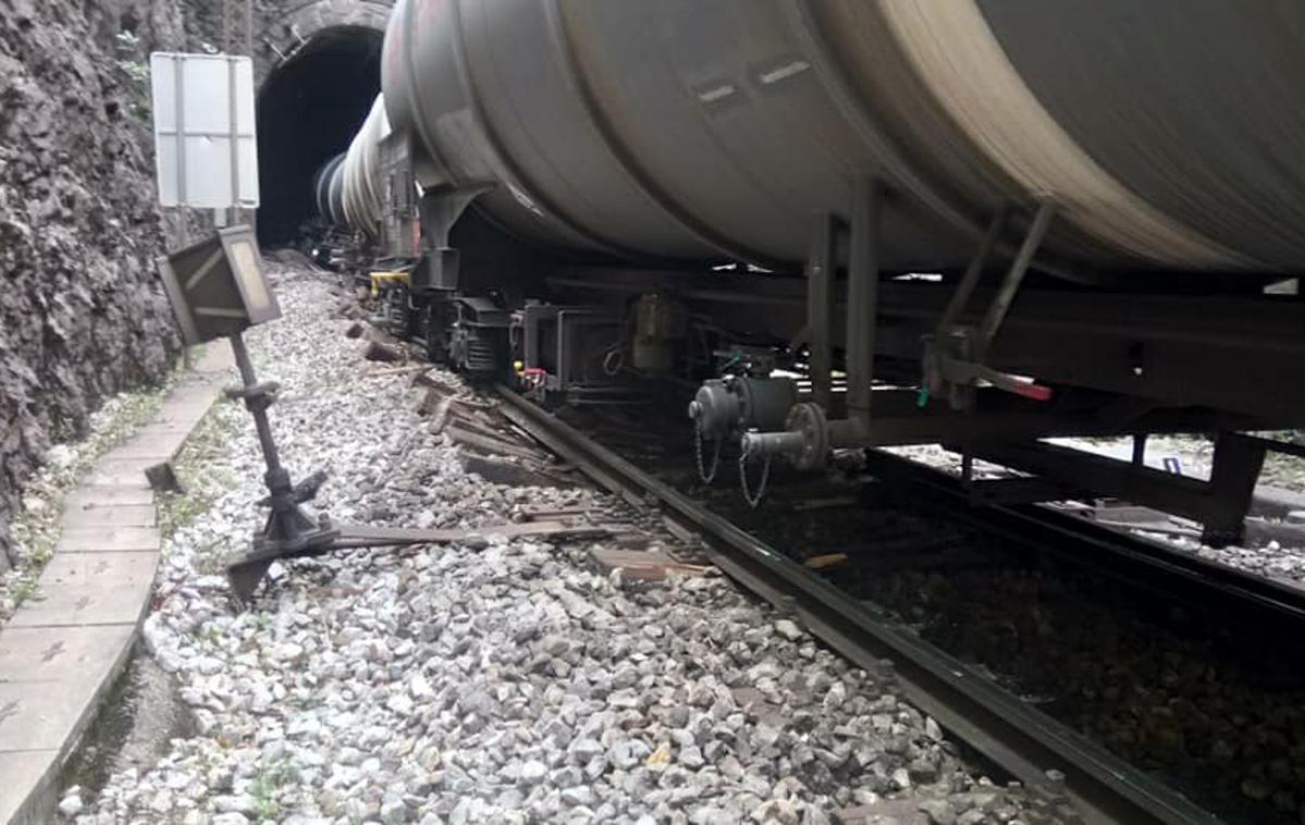Nesreča vlaka | Konec junija se je na železniški progi med Divačo in Koprom iztiril tovorni vlak. Iz enega od vagonov se je na vodovarstveno območje izlil kerozin. | Foto Aleš Bržan
