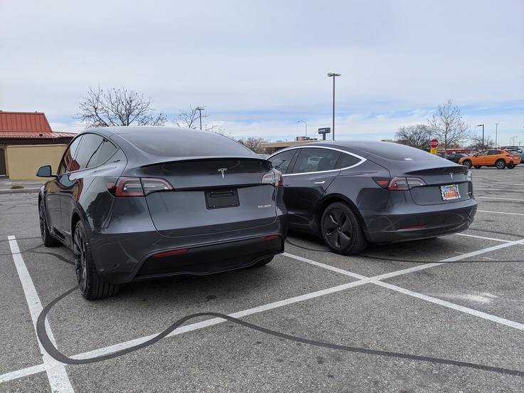 Primerjava modela Y (levo) in modela 3. | Foto: Silversmith/TeslaMotorsClub