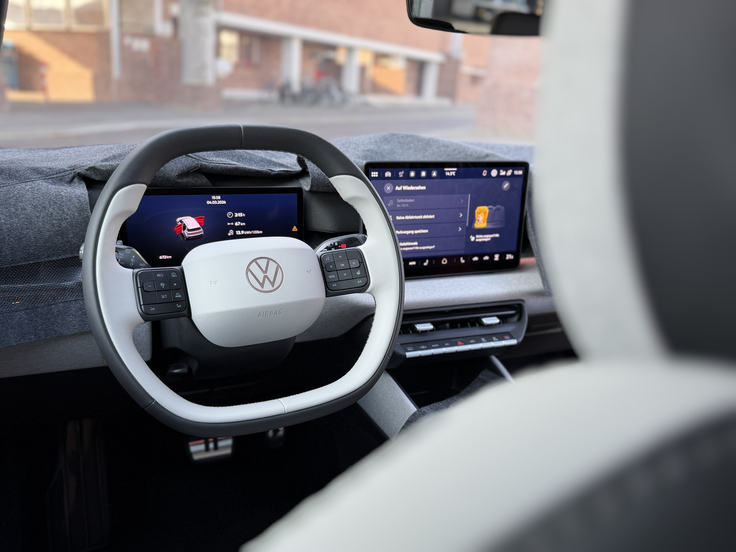 Pri Volkswagnu v notranjost vračajo klasična stikala in gumbe. Digitalni merilniki omogočijo celo retro prikaz podatkov v slogu golfa prve generacije. | Foto: Gregor Pavšič