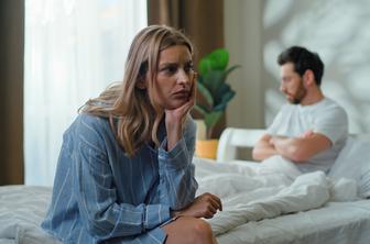 Mikrovaranje v partnerskem odnosu: kako prepoznati opozorilne znake?