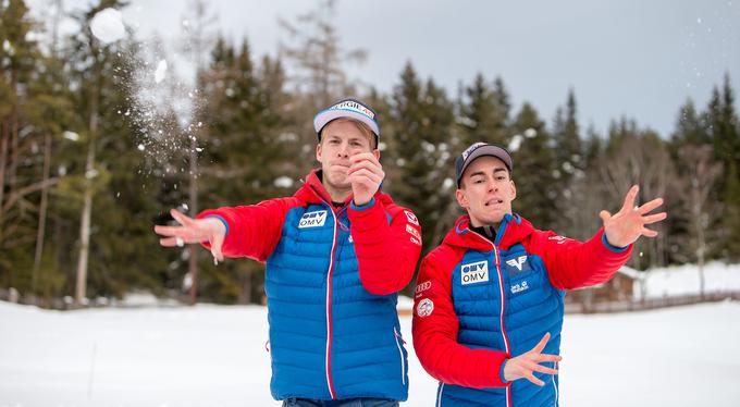 Zdravstvene težave ima tudi Michael Hayböck (levo), medtem ko se njegov veliki prijatelj Stefan Kraft (desno) na novoletni turneji bori za laskavo lovoriko. | Foto: Sportida