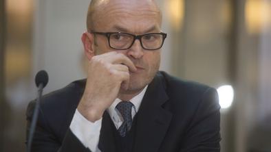 Kaj dela guverner Jazbec, ko se potaplja največji lastnik banke zadružnikov in kmetov?