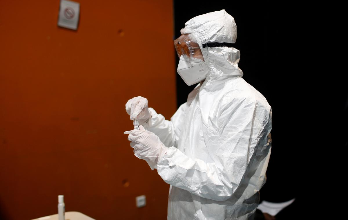 Novi koronavirus v Franciji | Da bi odkrili šibke točke novega koronavirusa, nekateri znanstveniki iščejo ljudi, ki so nenavadno odporni na novi virus. | Foto Reuters