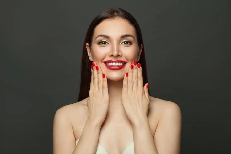 Rdeča barva je med laki za nohte že od nekdaj zelo priljubljena. | Foto: ©nemchinowa via canva.com / Spletna trgovina Voilà Beauty