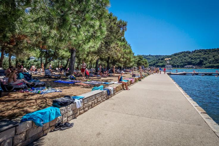 Plaža v Strunjanu v nedeljo popoldne | Foto: Ksenija Mlinar