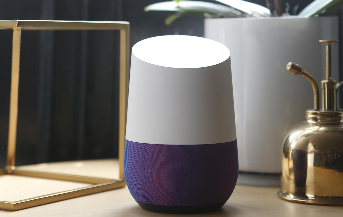 Google Home, pametni zvočnik | Glasovni pomočniki so našli svoje mesto tudi na pametnih zvočnikih, veliko pa jih uporabljamo na pametnih telefonih.Na fotografiji: pametni zvočnik Google Home. | Foto Reuters