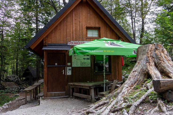 Občasno je na Okrešlju odprta brunarica. | Foto: Matej Podgoršek