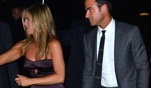 Jennifer Aniston v predolgi obleki še vedno neverjetno seksi