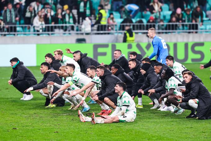 Že tradicionalno proslavljanje nogometašev Olimpije z navijači po koncu dvoboja. | Foto: Aleš Fevžer