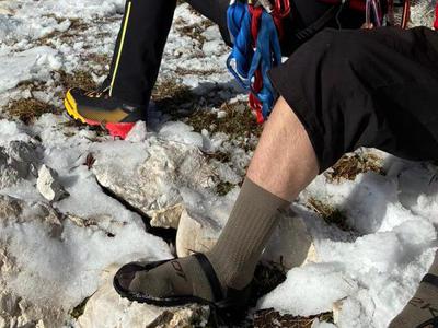 Ko fotografija pove vse: povsem neprimerno opremljena tujca obtičala pod Skuto