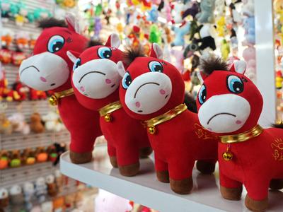 "Usodna" napaka: Kitajci vstopajo v leto konja, ki pa bi se moral smejati #video