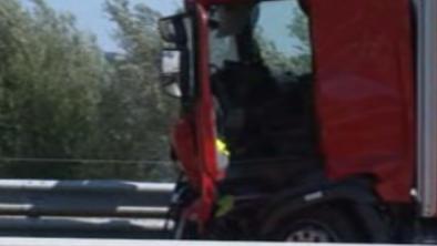 Na štajerski avtocesti trčili trije tovornjaki #video
