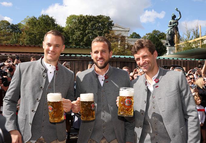 Manuel Neuer, Harry Kane in Thomas Müller so si privoščili vrčke piva. | Foto: Guliverimage