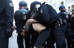 V Berlinu na protestih poškodovanih 45 policistov