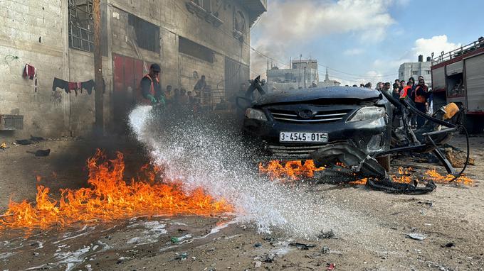 Gašenje požara v Rafi.  | Foto: Reuters