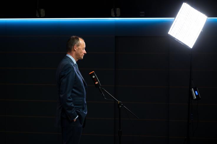 Naslednji nemški kancler Friedrich Merz, ki je bil dolga leta prepričan zagovornik nemškega tesnega sodelovanja z ZDA, je zaradi potez Trumpove administracije začel zagovarjati osamosvajanje Nemčije in Evrope od ZDA. Še pred sklicem novega nemškega zveznega parlamenta so v odhajajočem sklicu sprostili fiskalno pravilo. To je bil nujen predpogoj za velika vlaganja v oboroževanje in obnovo propadajoče nemške infrastrukture. | Foto: Guliverimage