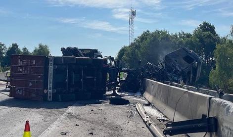 Tovornjak trčil v betonski zid in zagorel, popolna zapora štajerske avtoceste #foto