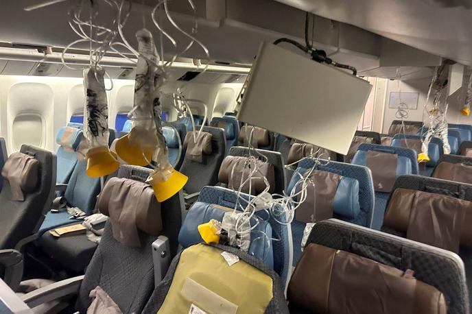 letalo, nesreča, turbulenca London-Singapur | Nenaden padec za več kot 50 metrov lahko na letalu povzroči pravo razdejanje in tudi poškodbe potnikov, če ti niso pripeti z varnostnim pasom.  | Foto Reuters