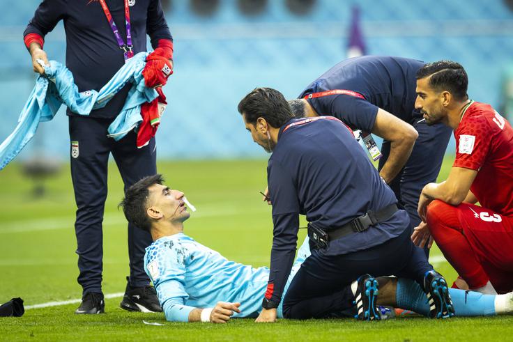 Anglija je SP 2026 začela silovito. Iran je ugnala s kar 6:2, osmoljenec srečanja pa je bil vratar Irana Alireza Beiranvand. Prejel je tri zadetke, nato pa ob trku s soigralcem utrpel težjo poškodbo glave. Zaradi krvavega nosu in pretresa možganov je bil prisiljen predčasno zapustiti igrišče. | Foto: Guliverimage/Vladimir Fedorenko