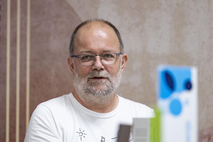 "Zgodnja najstniška leta so za vsakogar težka preizkušnja. Nedolžna poredna leta junakov iz otroške serije Trio Golaznikus so mimo, napočila so težja leta odraščanja, ko si mora vsak poiskati svoje mesto, problemi pa so krutejši," je povedal avtor letošnje knjige Lahko bi umrl na tem kavču z mano. | Foto: Ana Kovač