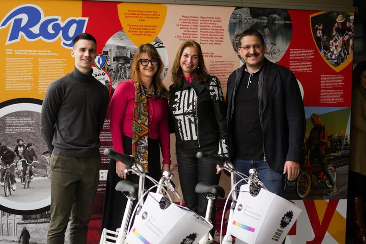Kustos Tehniškega muzeja Slovenije Matevž Šlabnik, direktorica Centra Rog Renata Zamida, direktorica Tehničnega muzeja Barbara Juršič in direktor podjetja Turna Vladimir Pogač. | Foto: STA